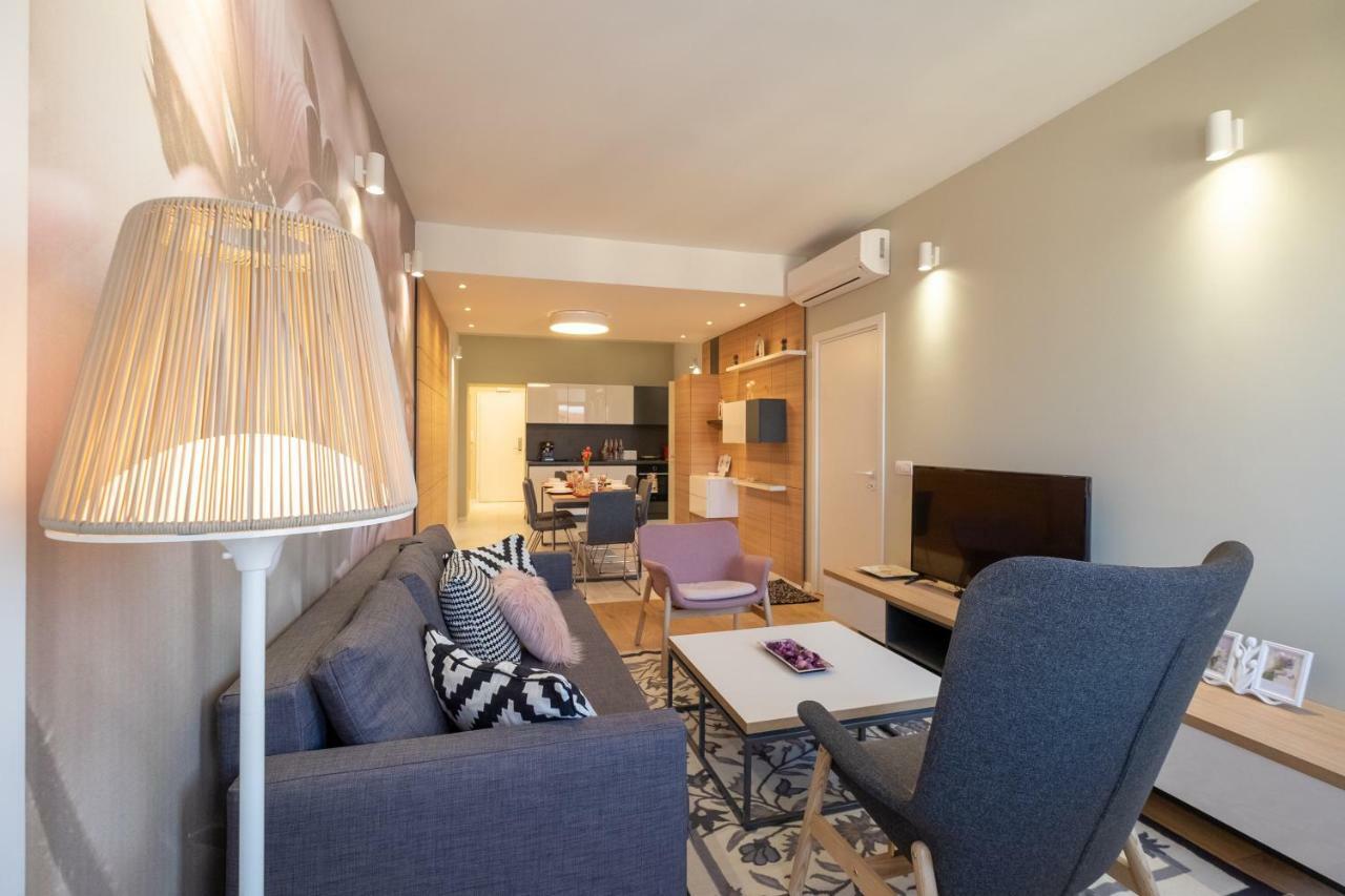 Апартаменти Vitosha Blvd Luxury 2-bedroom, 2-bathroom With Balcony Софія