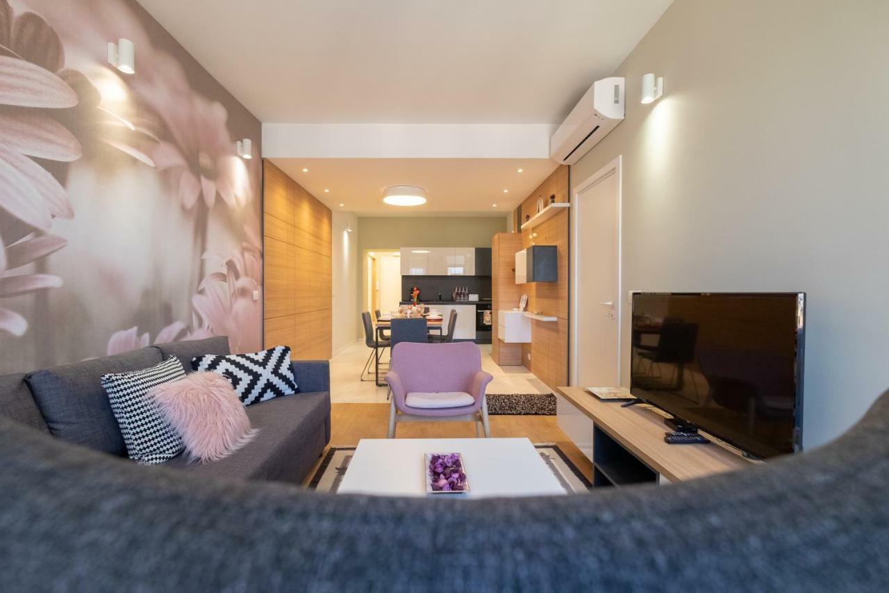Апартаменти Vitosha Blvd Luxury 2-bedroom, 2-bathroom With Balcony