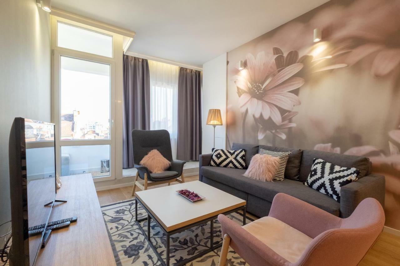 Апартаменти Vitosha Blvd Luxury 2-bedroom, 2-bathroom With Balcony Софія