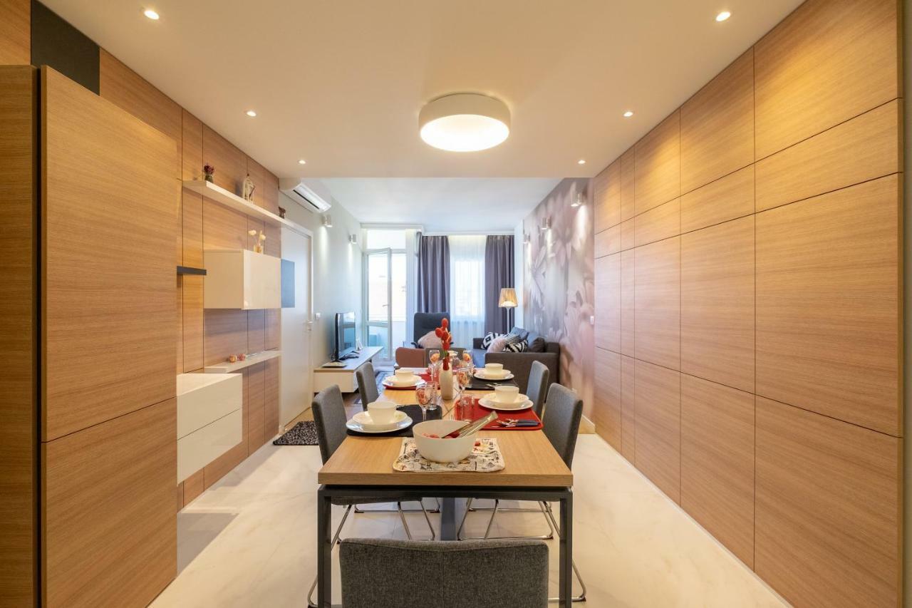 Апартаменти Vitosha Blvd Luxury 2-bedroom, 2-bathroom With Balcony